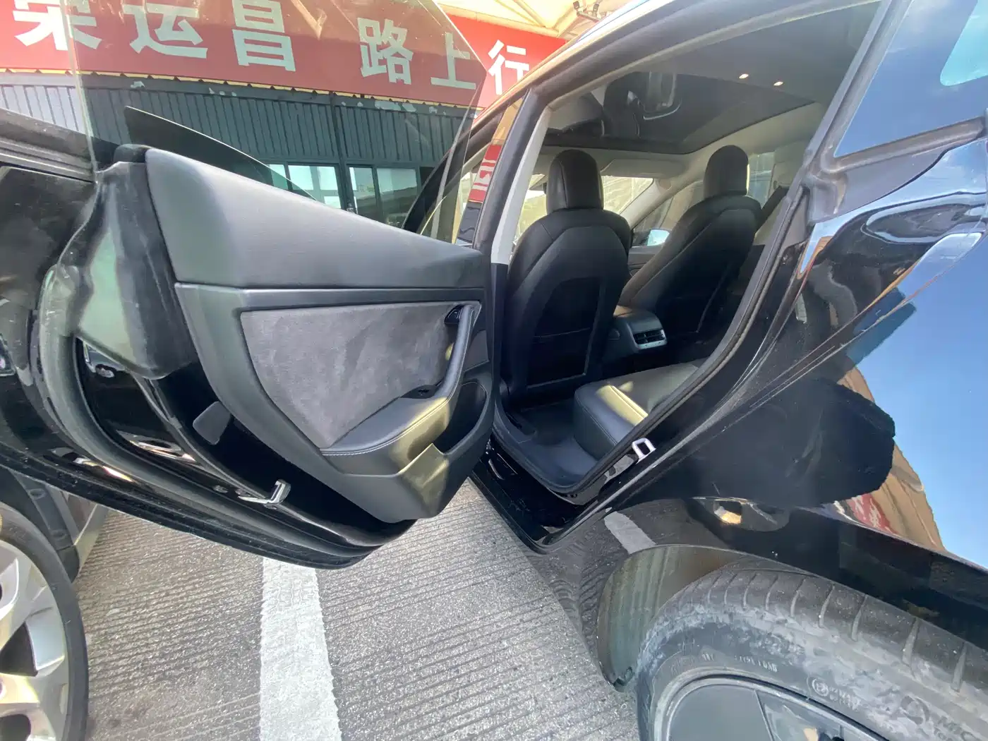 TESLA MODEL 3