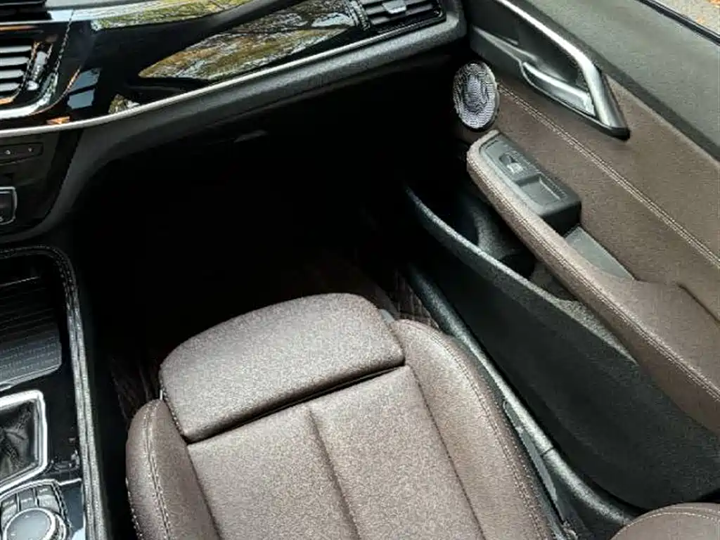 BMW 1 Series 2023 120i M Sport Shadow Edition фото 10