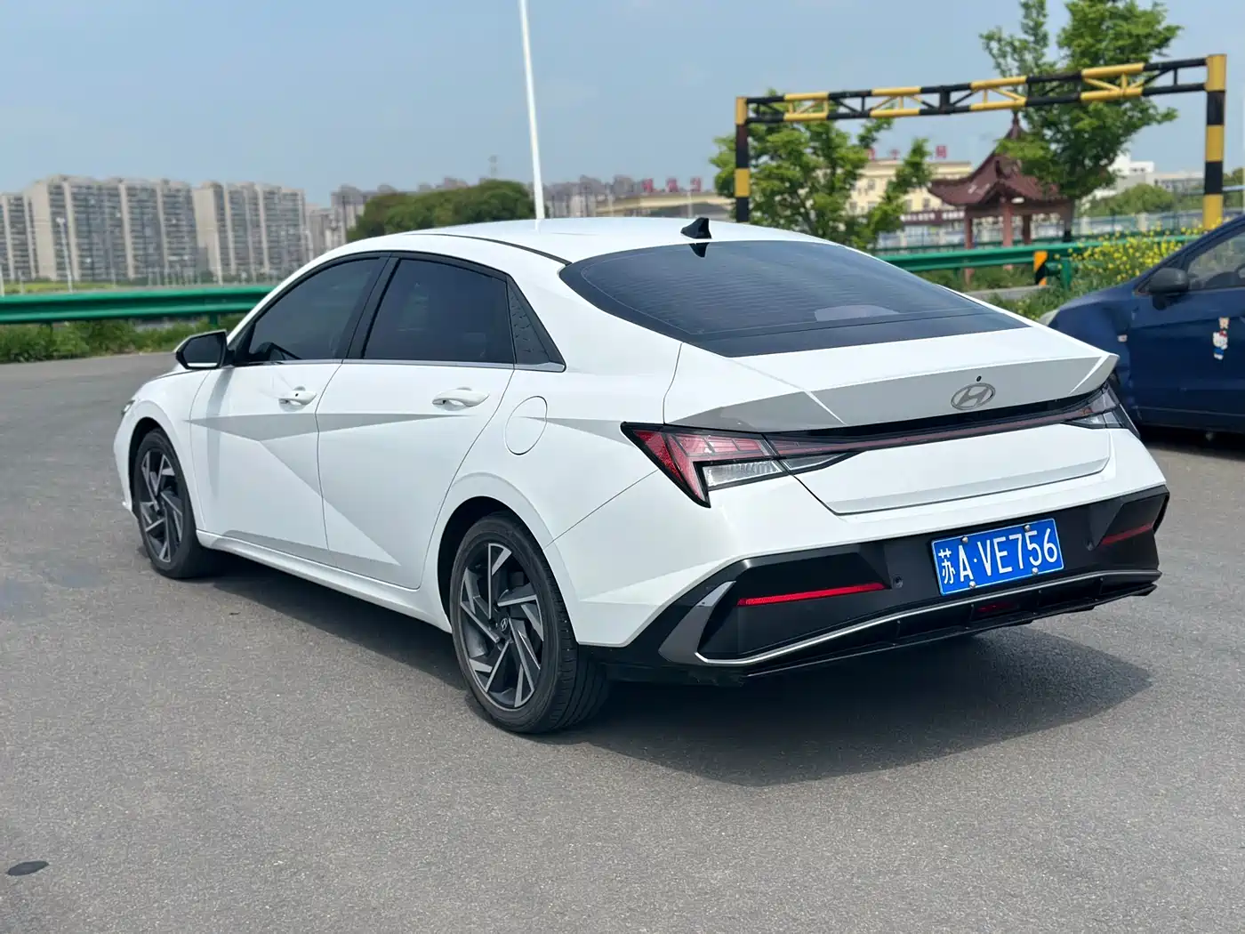 Hyundai Elantra 2023 Model 1.5L CVT LUX Premium Edition фото 7
