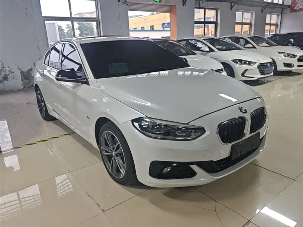 BMW 1 Series 2018 118i Sport Edition фото 4