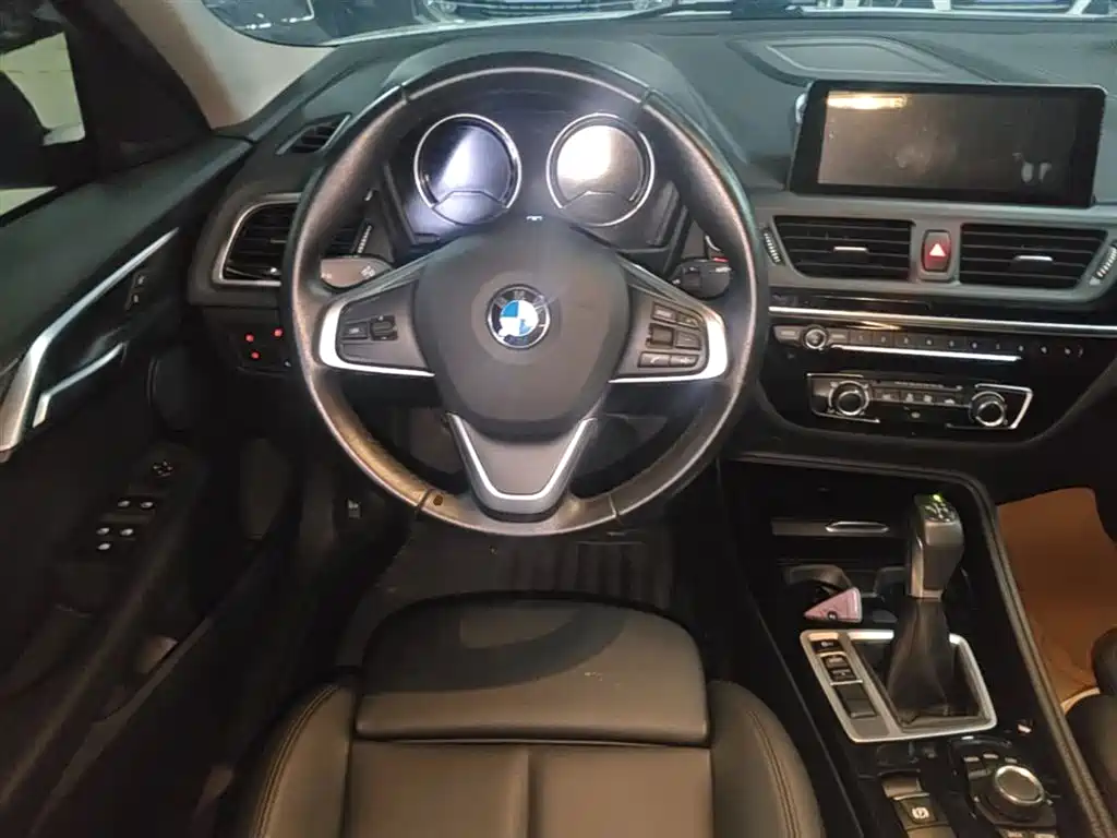 BMW 1 Series 2018 118i Sport Edition фото 11