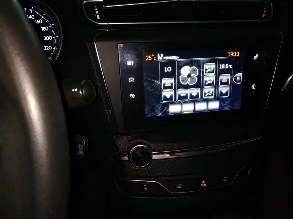 Peugeot 408 2015 Model 1.2T Automatic Luxury Edition фото 13