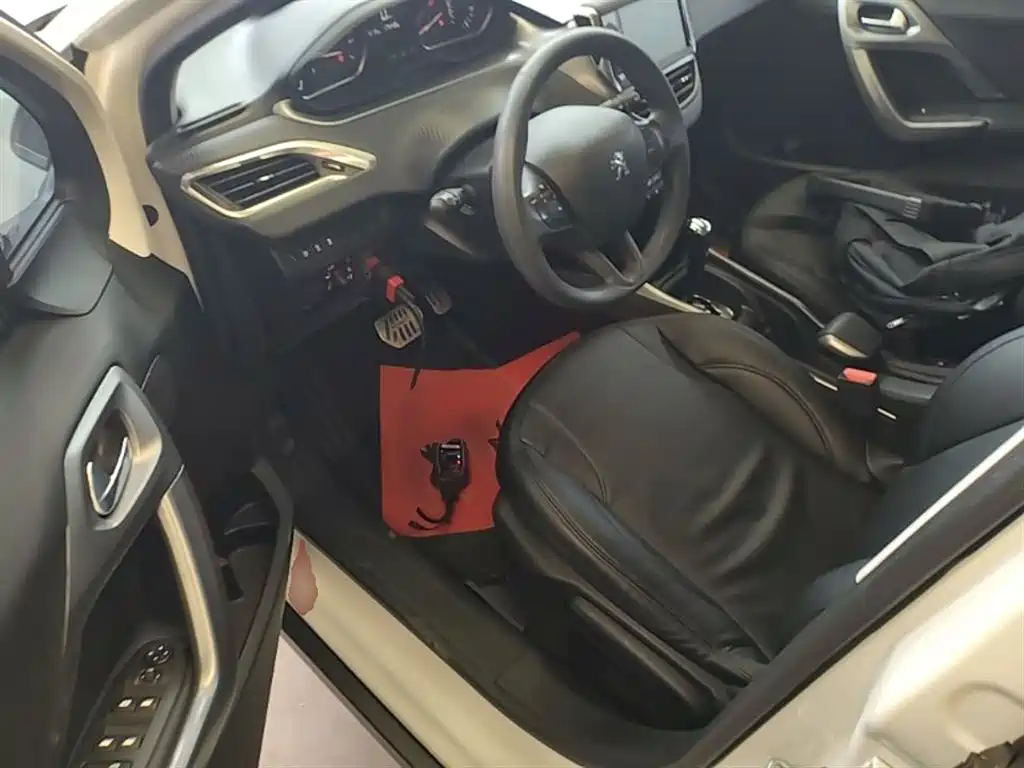 Peugeot 2008 2018 1.6L Automatic Fashion Edition фото 16