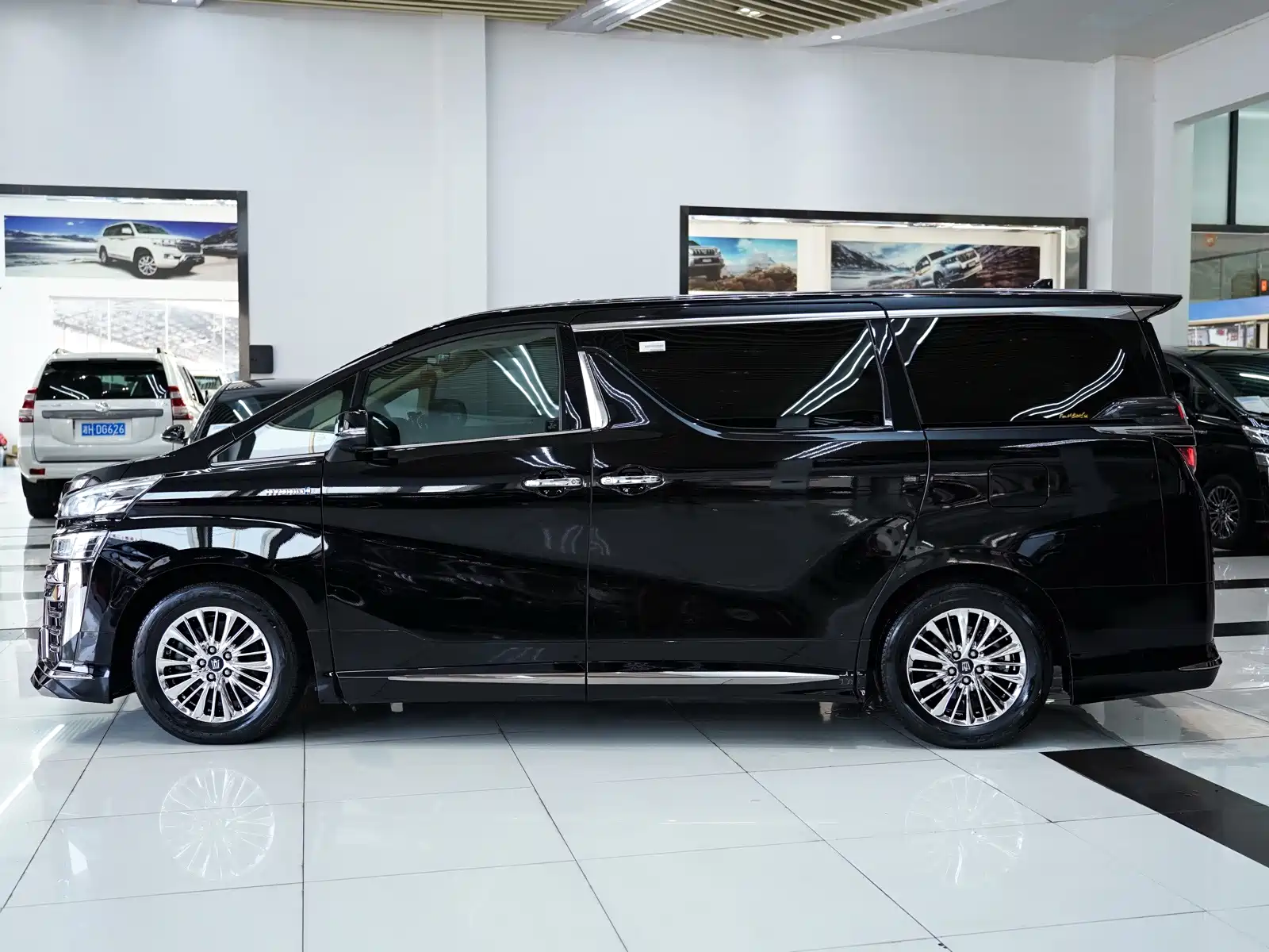 Фото 3 - Toyota Vellfire