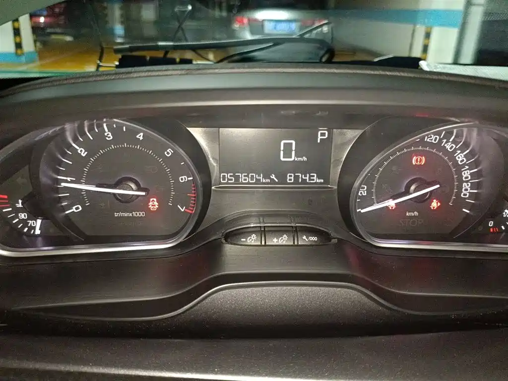 Peugeot 2008 2014 1.6L Automatic Fashion Edition фото 8