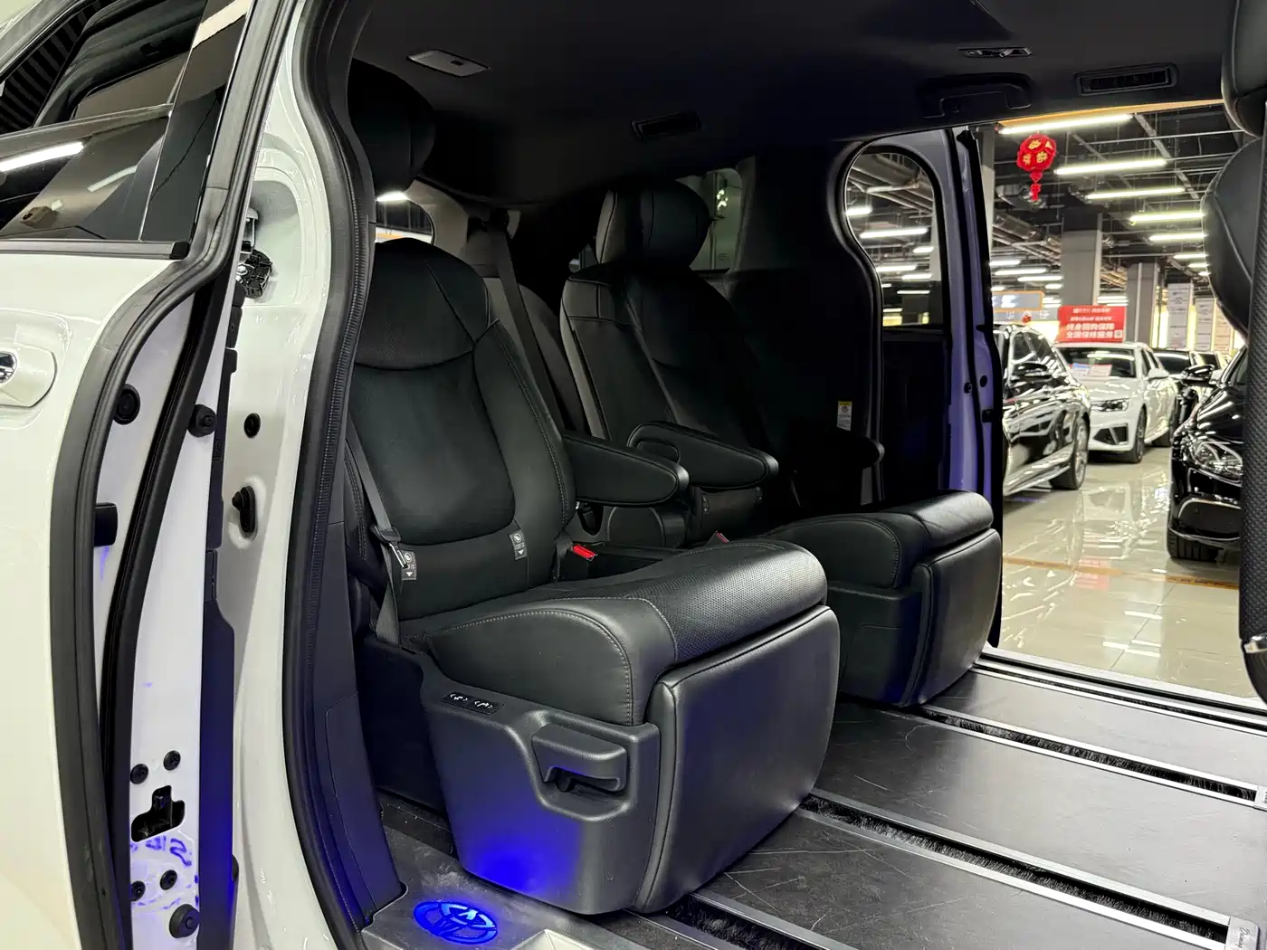 Toyota Sienna 2024 2.5L Hybrid 4WD Premium Edition фото 16
