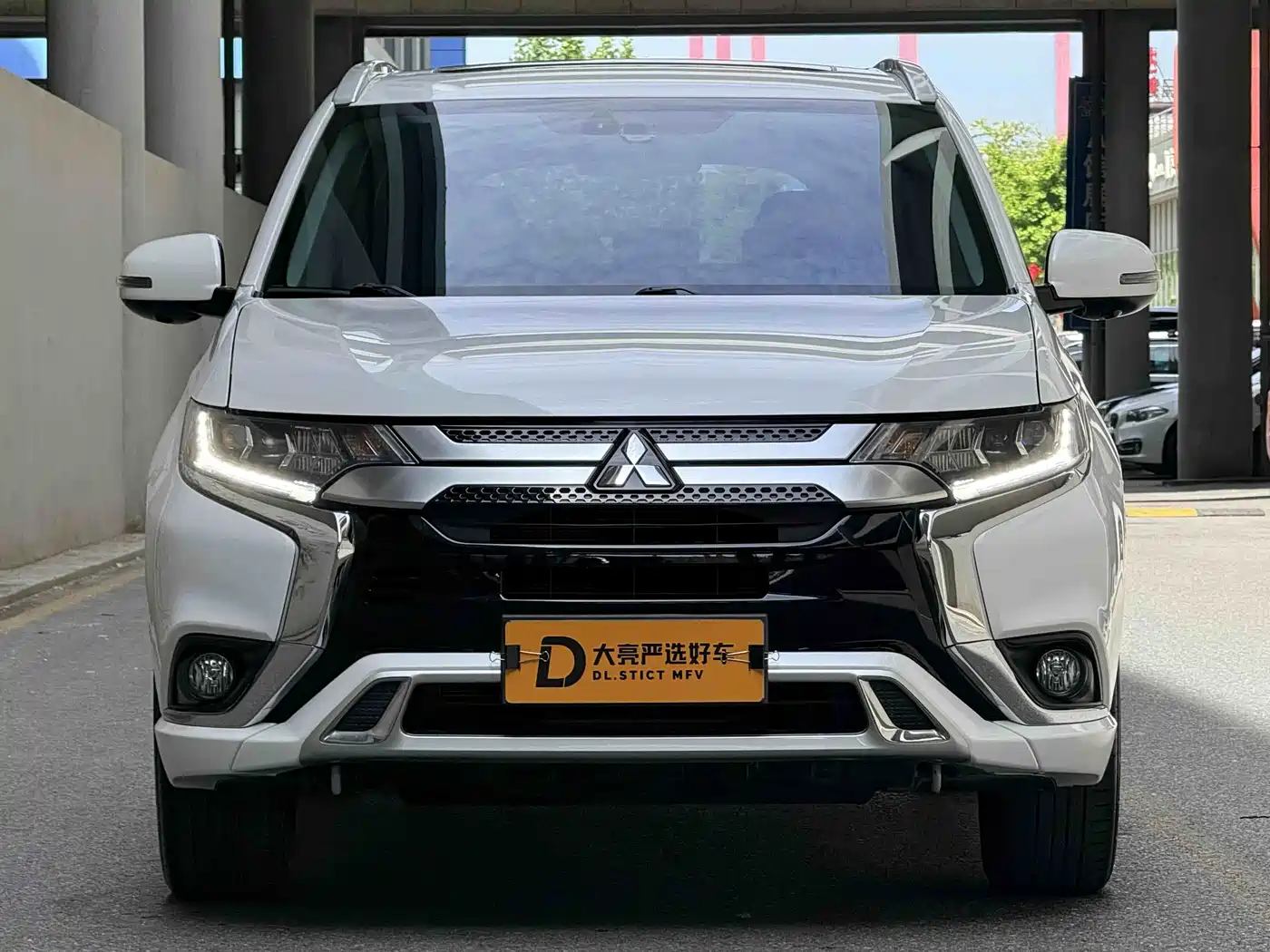 Mitsubishi Outlander 2021 2.4L 4WD Deluxe Edition 7-Seater фото 2