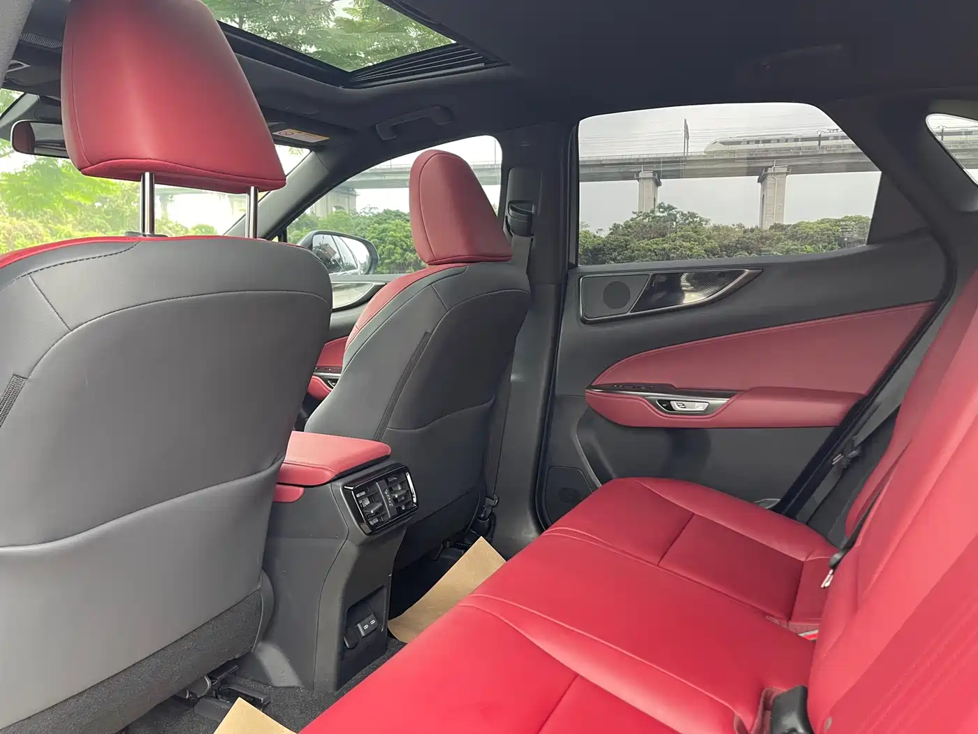 Lexus NX 2022 350h FWD Joy Creation Edition фото 26