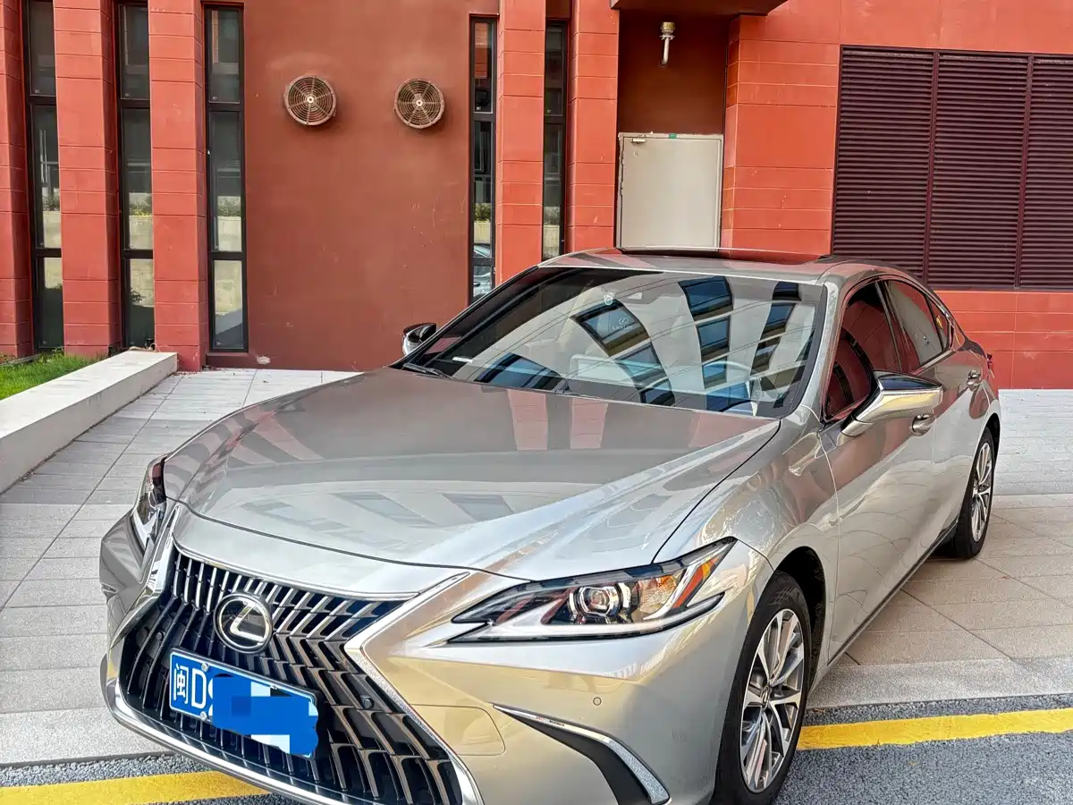Фото 1 - Lexus ES