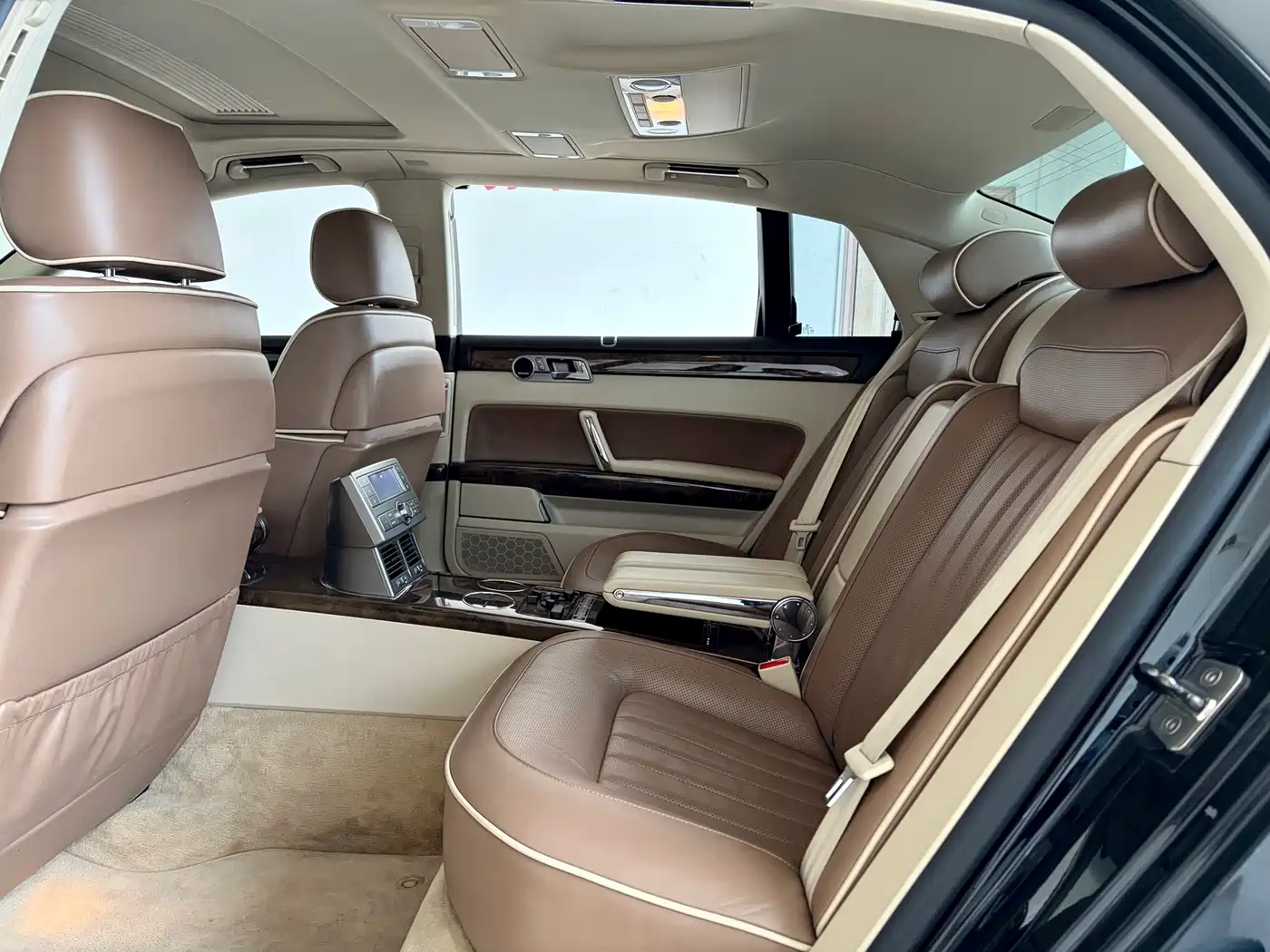 Volkswagen Phaeton 2012 4.2L Luxury Custom фото 8