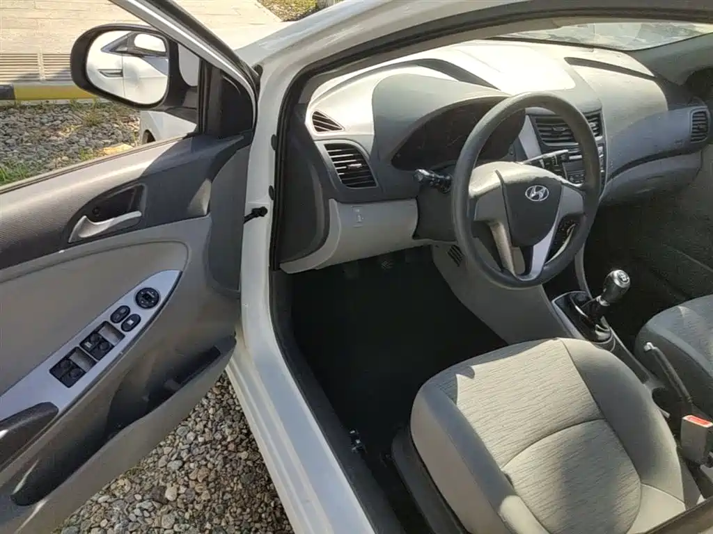 Hyundai Verna 2016 1.4L Manual Smart GLS фото 16