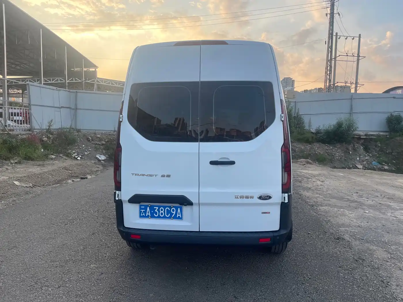 Ford Transit 2024 2023 Model 2.0T Diesel Manual Multi-Purpose Commercial Vehicle Short Wheelbase Medium Roof 5/6-Seater
