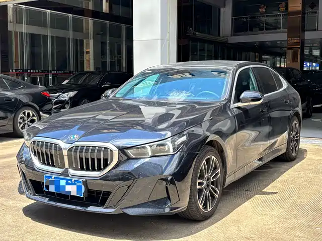 BMW 5 Series 2026 525Li M Sport Package — фото 1