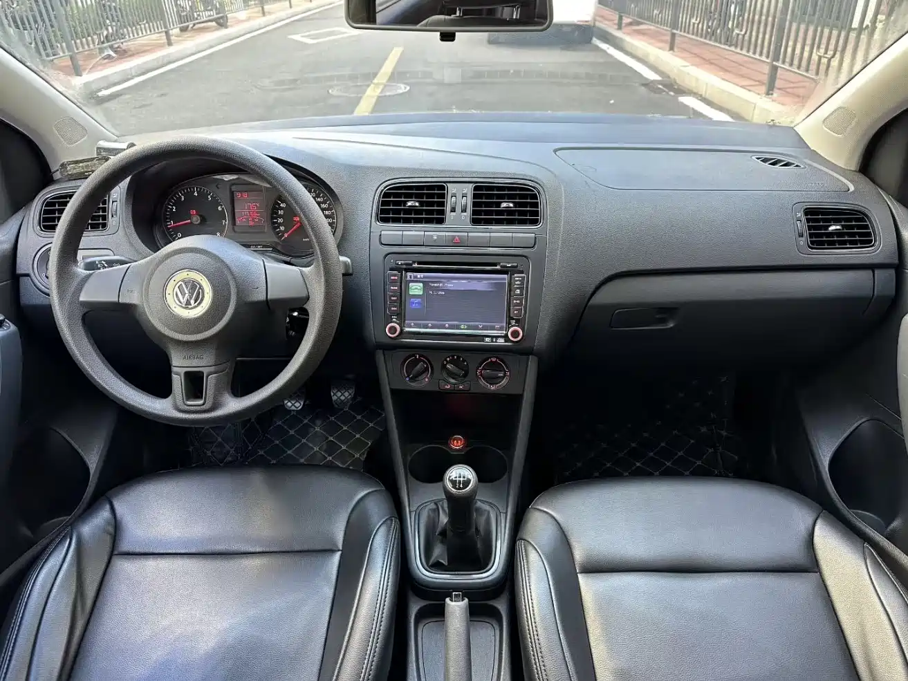 Volkswagen Polo 2011 1.4L Manual Joy Edition фото 2