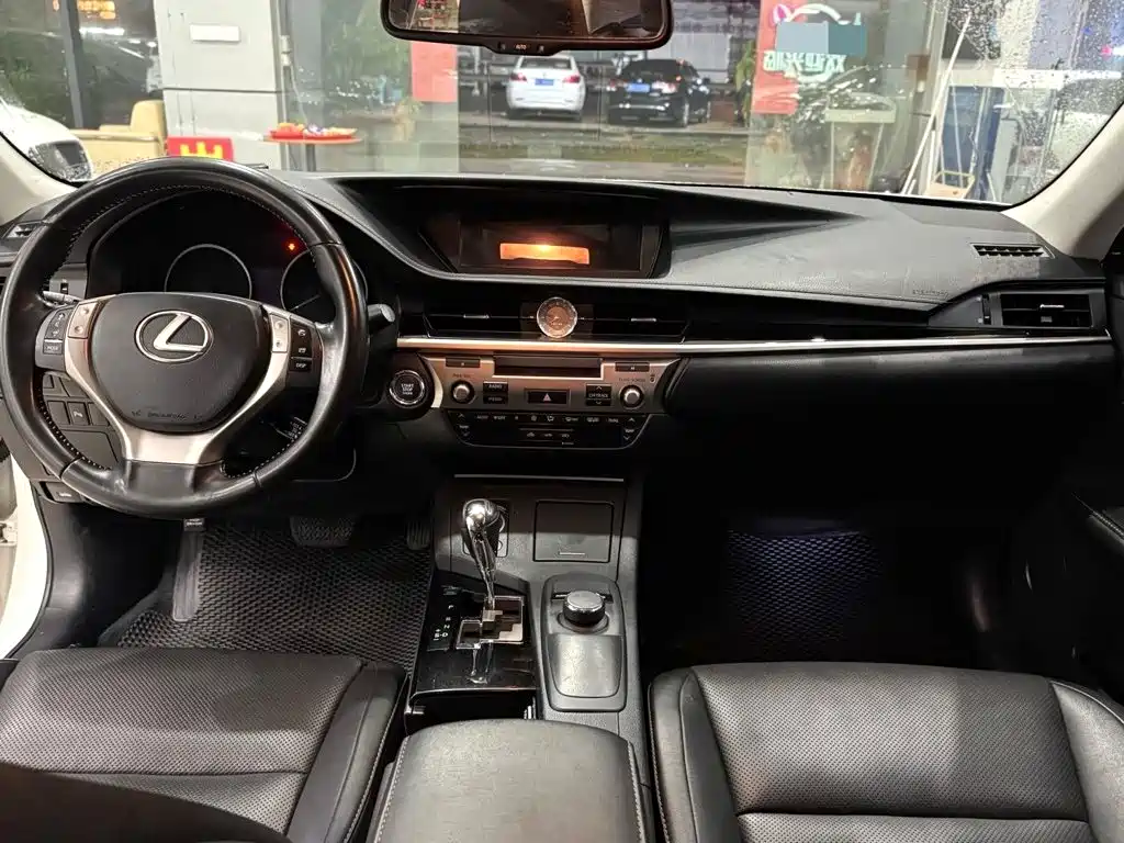 Photo 4 - Lexus ES