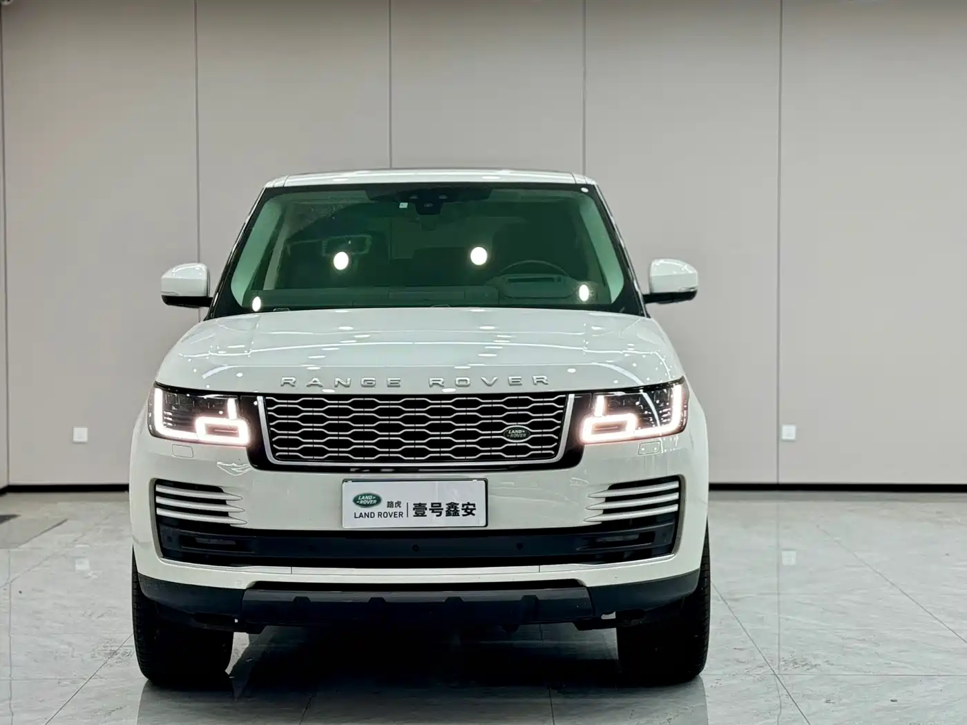 Land Rover Range Rover 2022 3.0 L6 400PS Heritage Extended Classic Edition фото 2