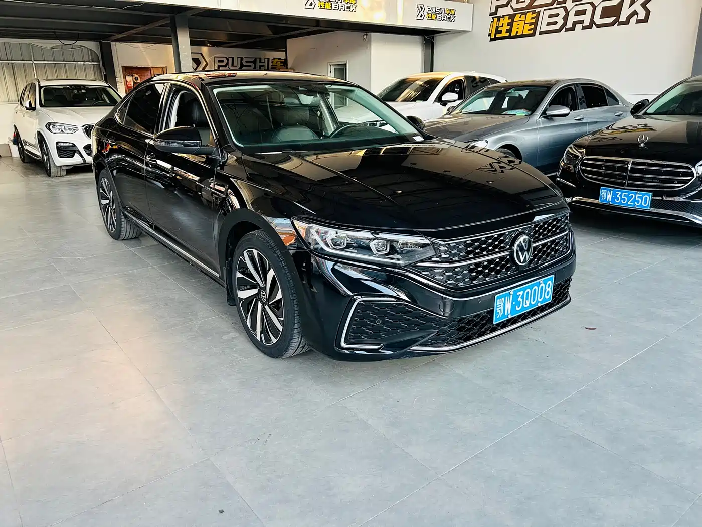 Volkswagen Passat 2022 330TSI Starlight Luxury Edition фото 3