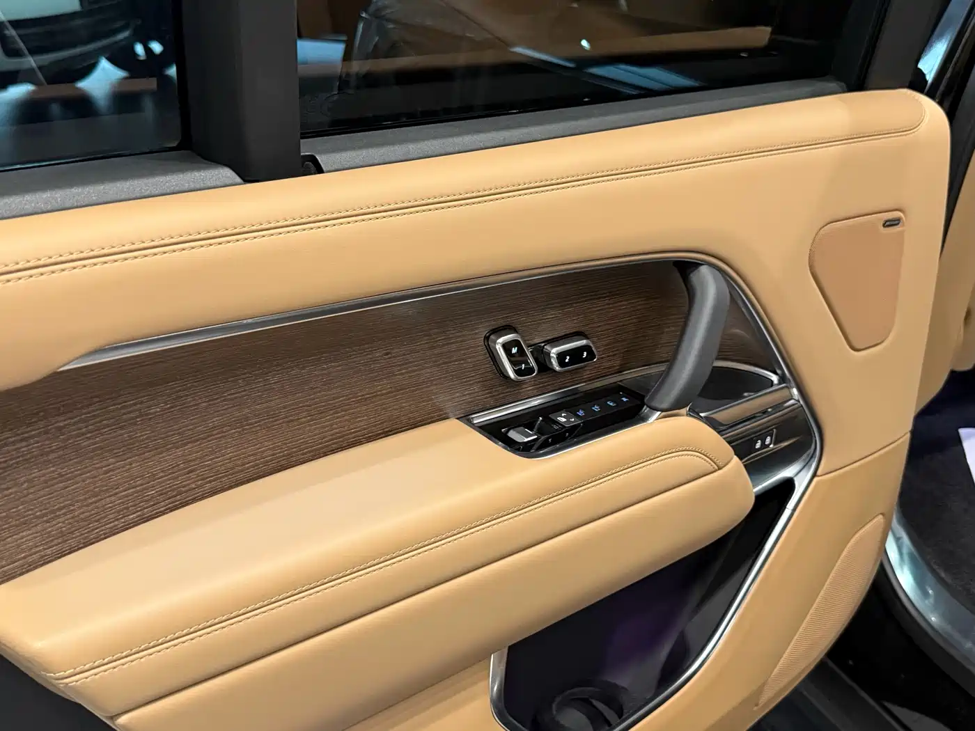 Land Rover Range Rover 2024 3.0 L6 400PS Golden Age Extended 7-Seater фото 14