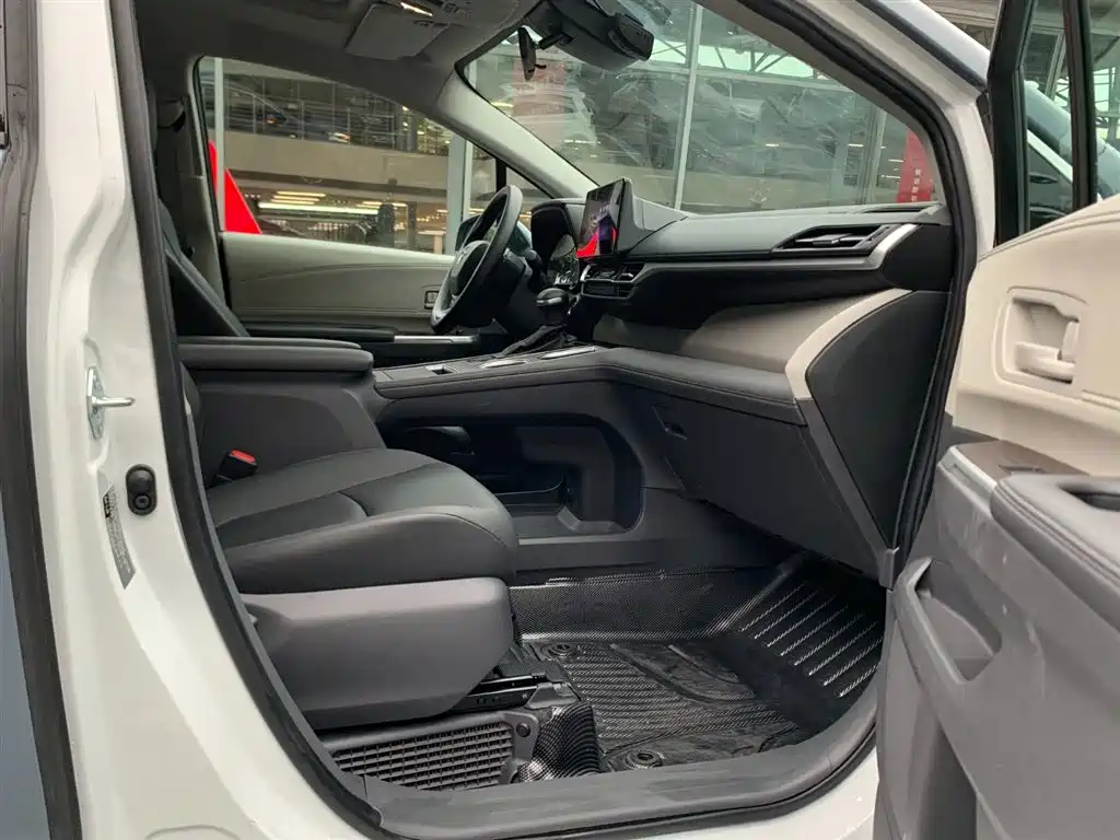 Toyota Sienna 2024 2.5L Hybrid Comfort Edition фото 20