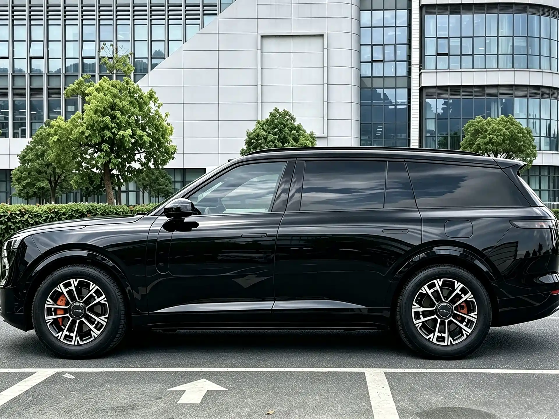 Photo 8 - Lynk & Co 900