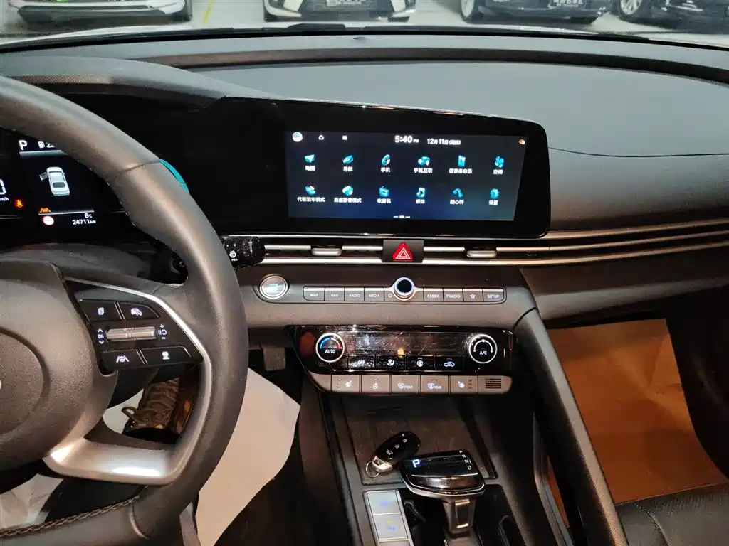 Hyundai Elantra 2023 Model 1.5L CVT LUX Premium Edition фото 10