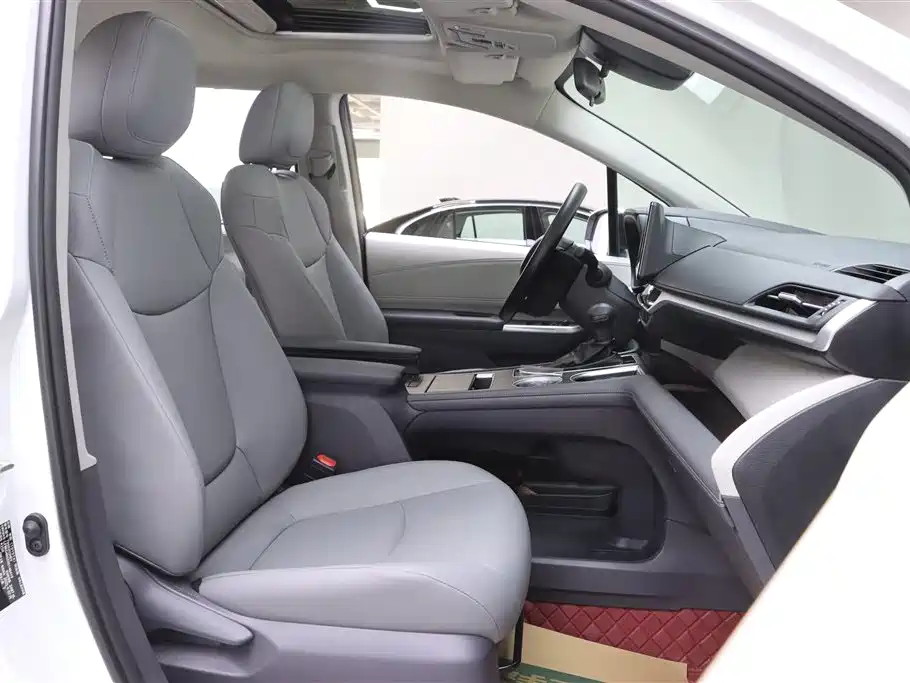 Toyota Granvia 2024 2.5L Hybrid Comfort фото 15