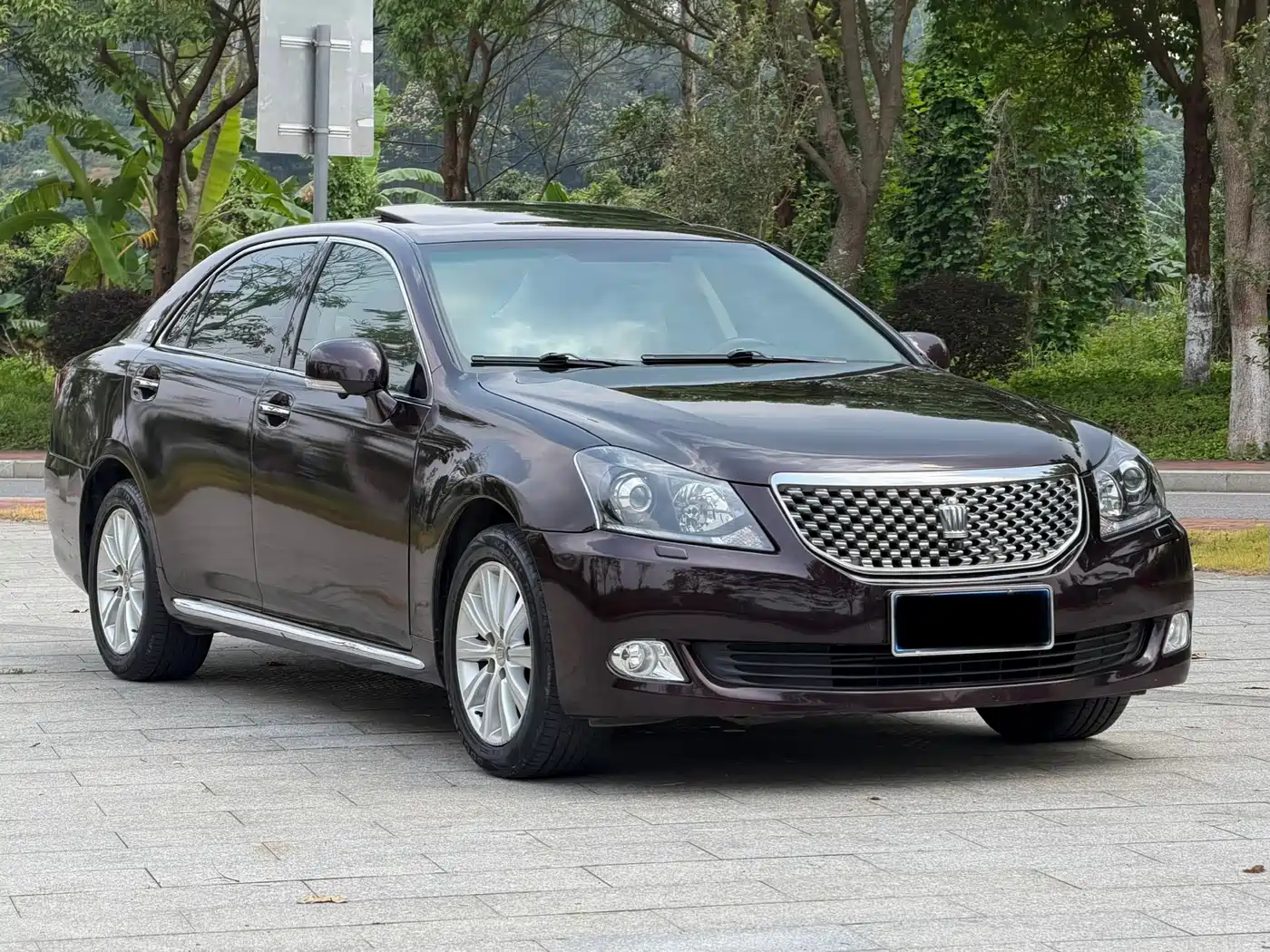 Toyota Crown 2011 2.5L Royal Leather Sunroof Special Edition фото 3