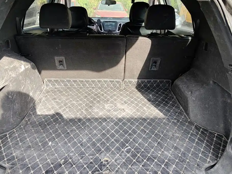 Photo 4 - Chevrolet Equinox
