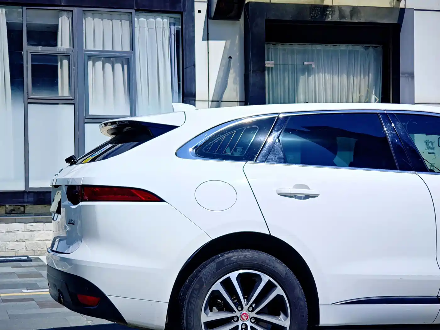 Фото 13 - Jaguar F-PACE