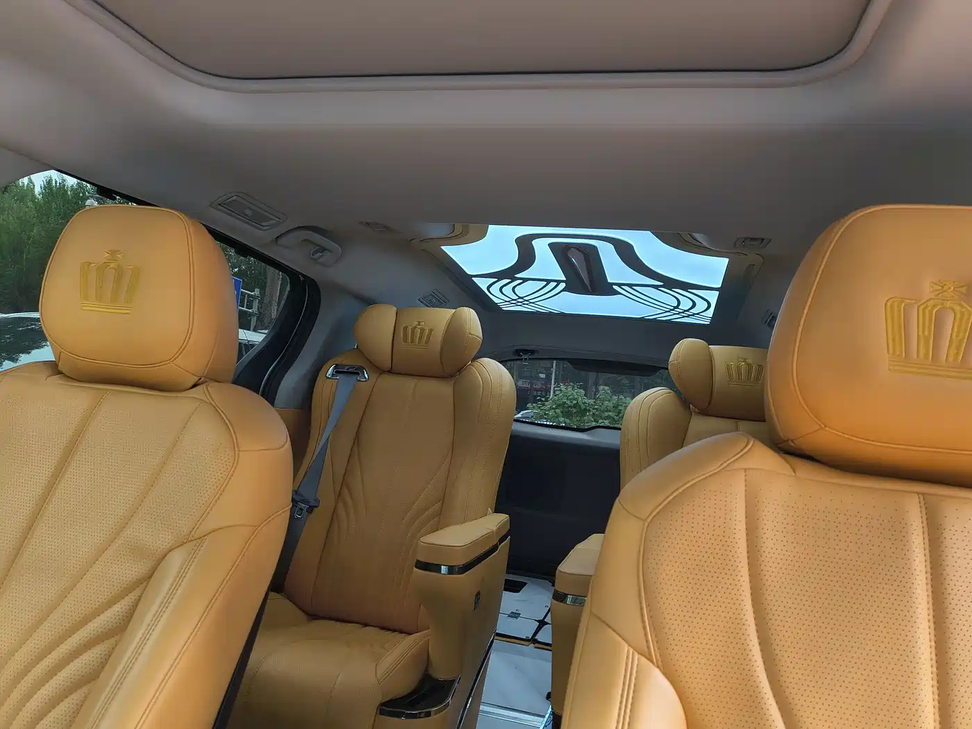 Toyota Granvia 2024 2.5L Hybrid Comfort фото 15