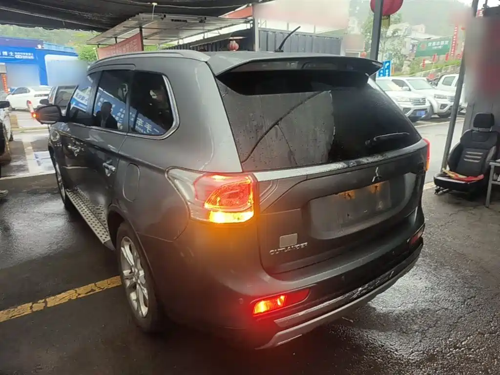 Mitsubishi Outlander (Import) 2014 2.4L 4WD Luxury Value Edition 7-seater фото 5