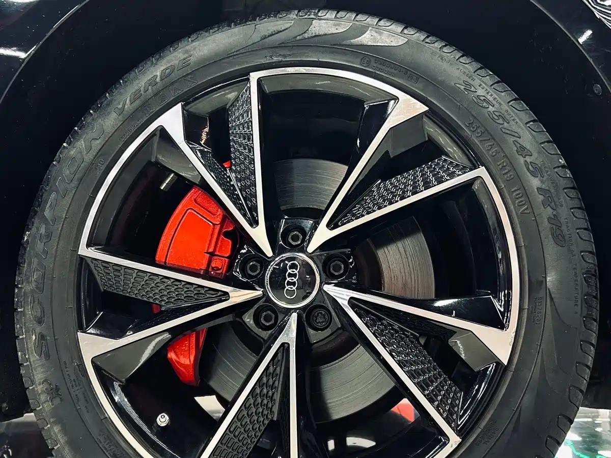 Фото 7 - Audi A8