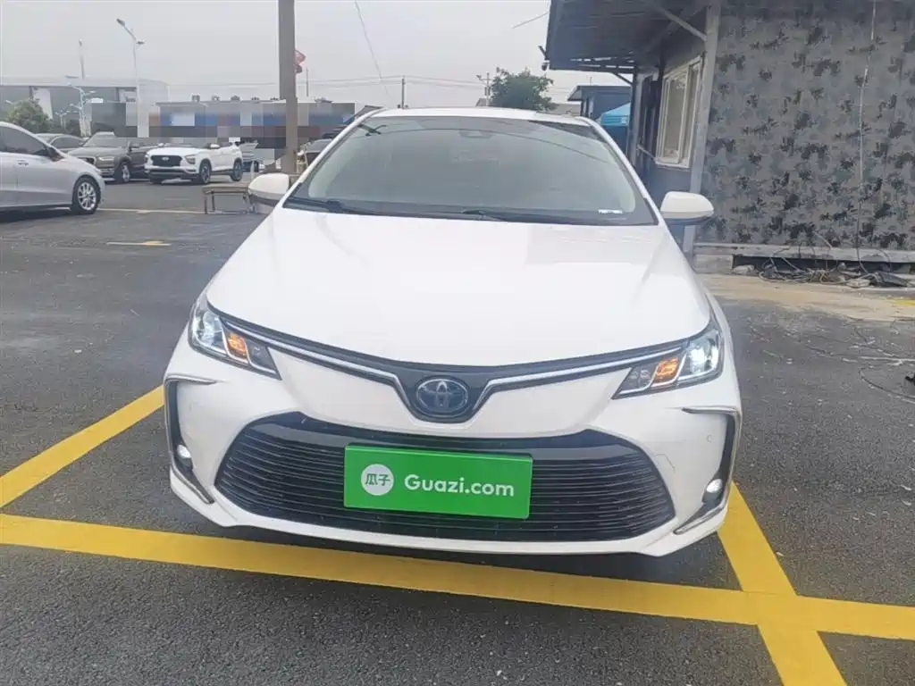 Toyota Corolla 2021 Hybrid 1.8L E-CVT Elite Edition фото 3