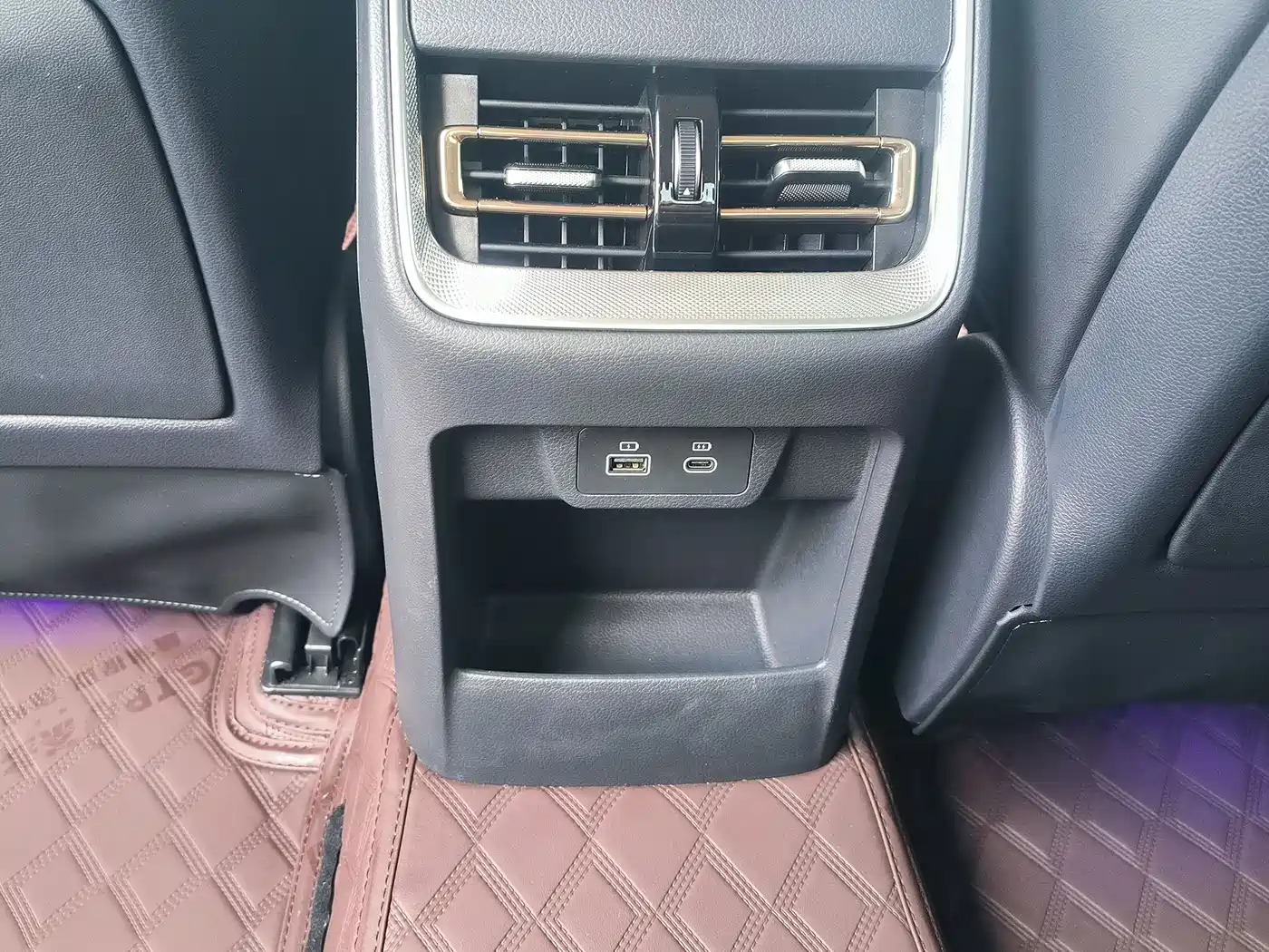 Hongqi H5 2024 2.0T Automatic Smart Connect Flag Smooth Edition фото 12