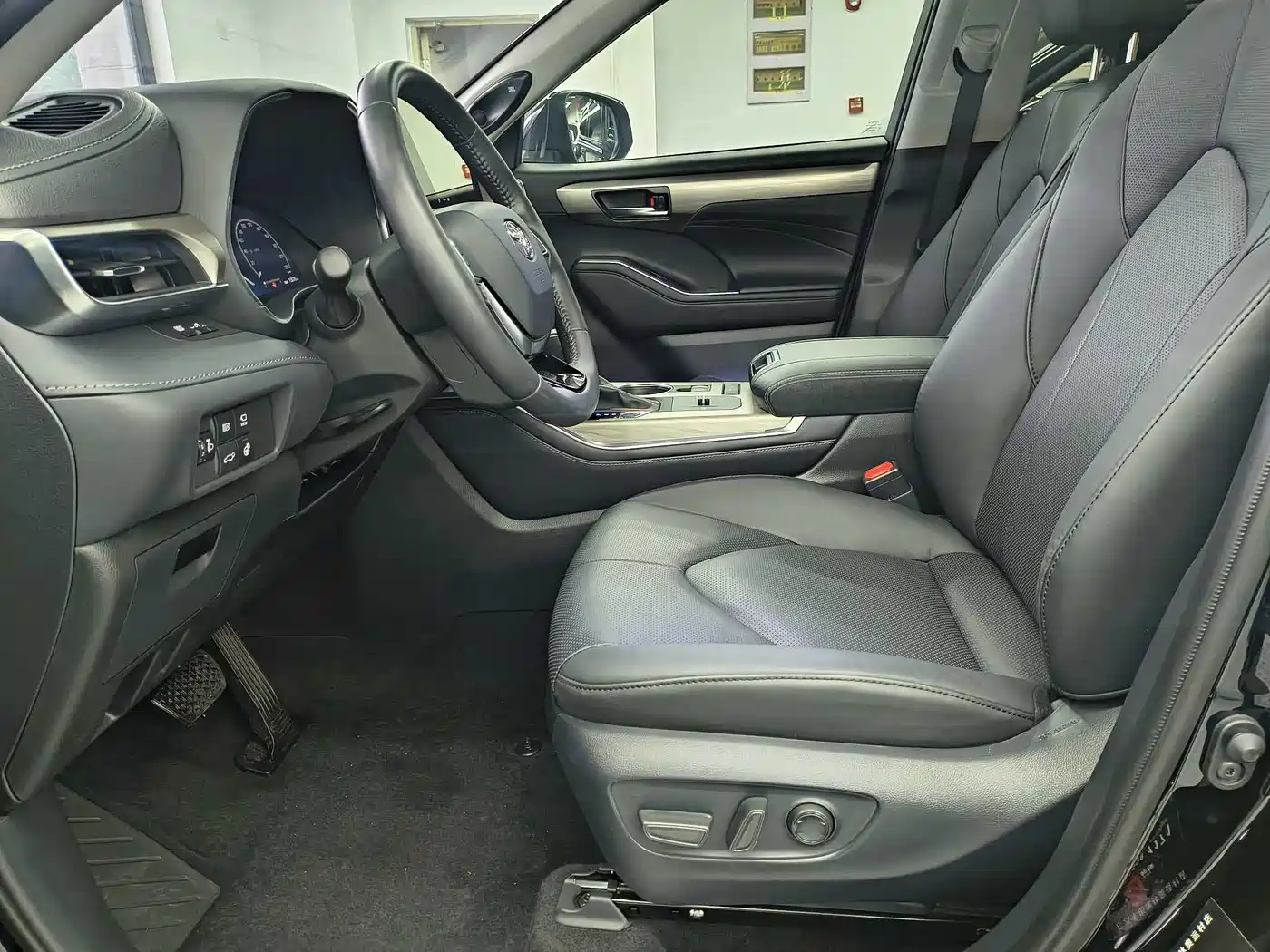 Toyota Highlander 2024 2.5L Smart Hybrid 4WD Ultimate 7-seater фото 12