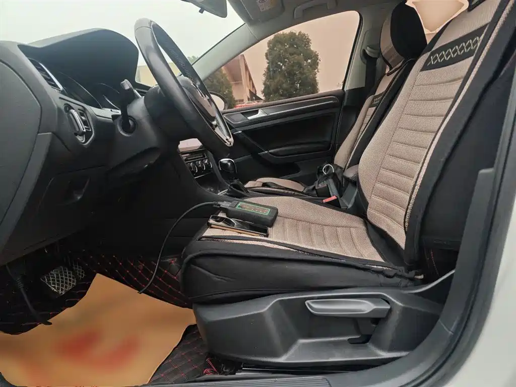 Volkswagen Golf 2017 1.6L Auto Comfort Millionth Edition фото 15
