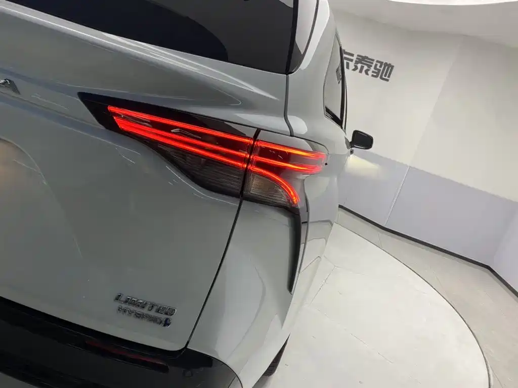 Toyota Sienna 2023 2.5L Hybrid Premium Edition фото 10