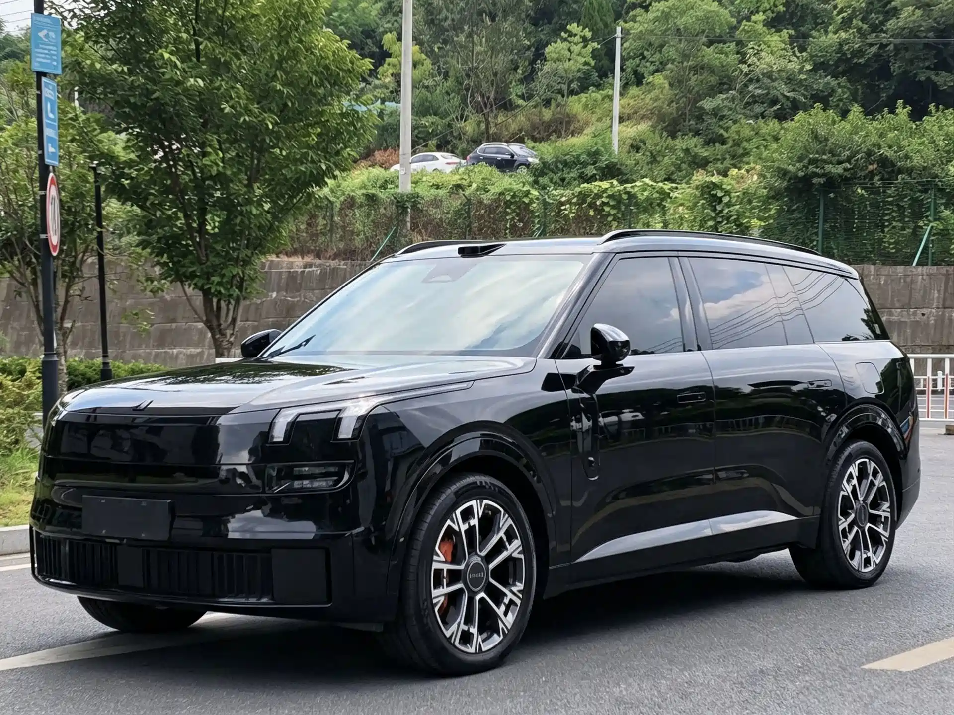 Photo 1 - Lynk & Co 900