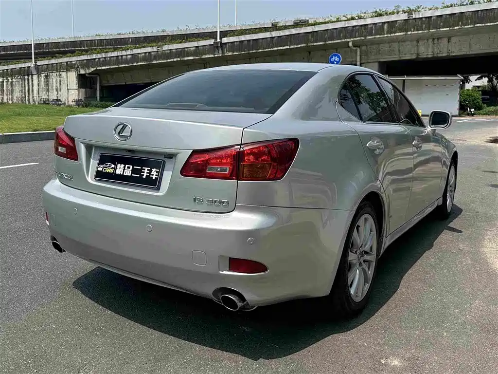 Фото 7 - Lexus IS