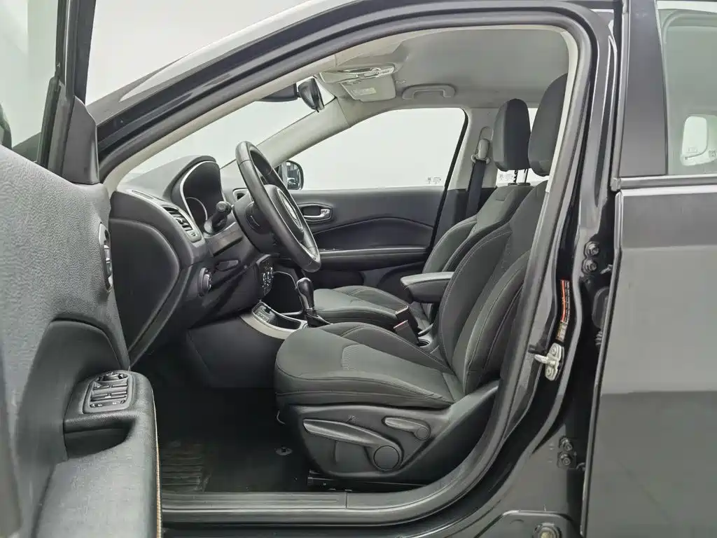 Фото 10 - Jeep Compass