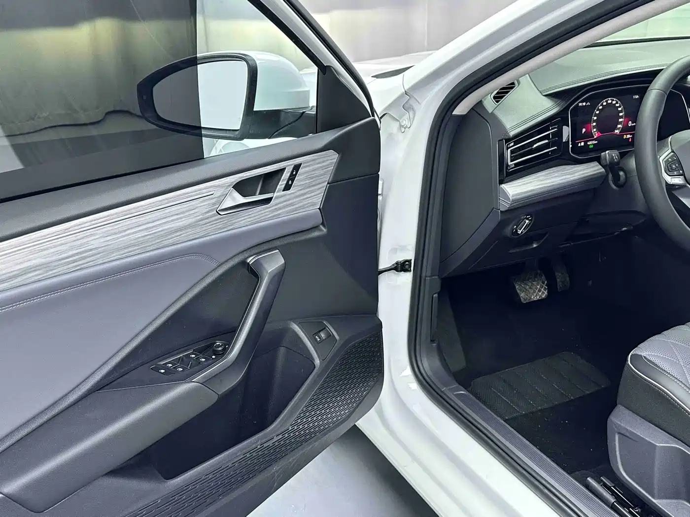 Volkswagen Sagitar 2023 Model Year 280TSI DSG Surpass Edition фото 12