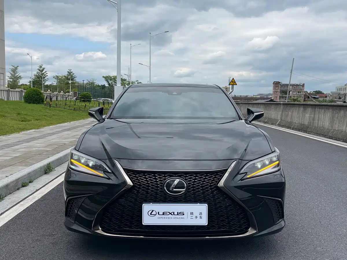 Фото 2 - Lexus ES