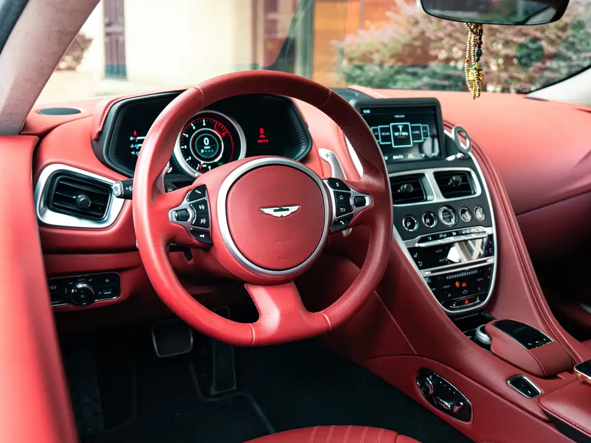Фото 15 - Aston Martin DB11