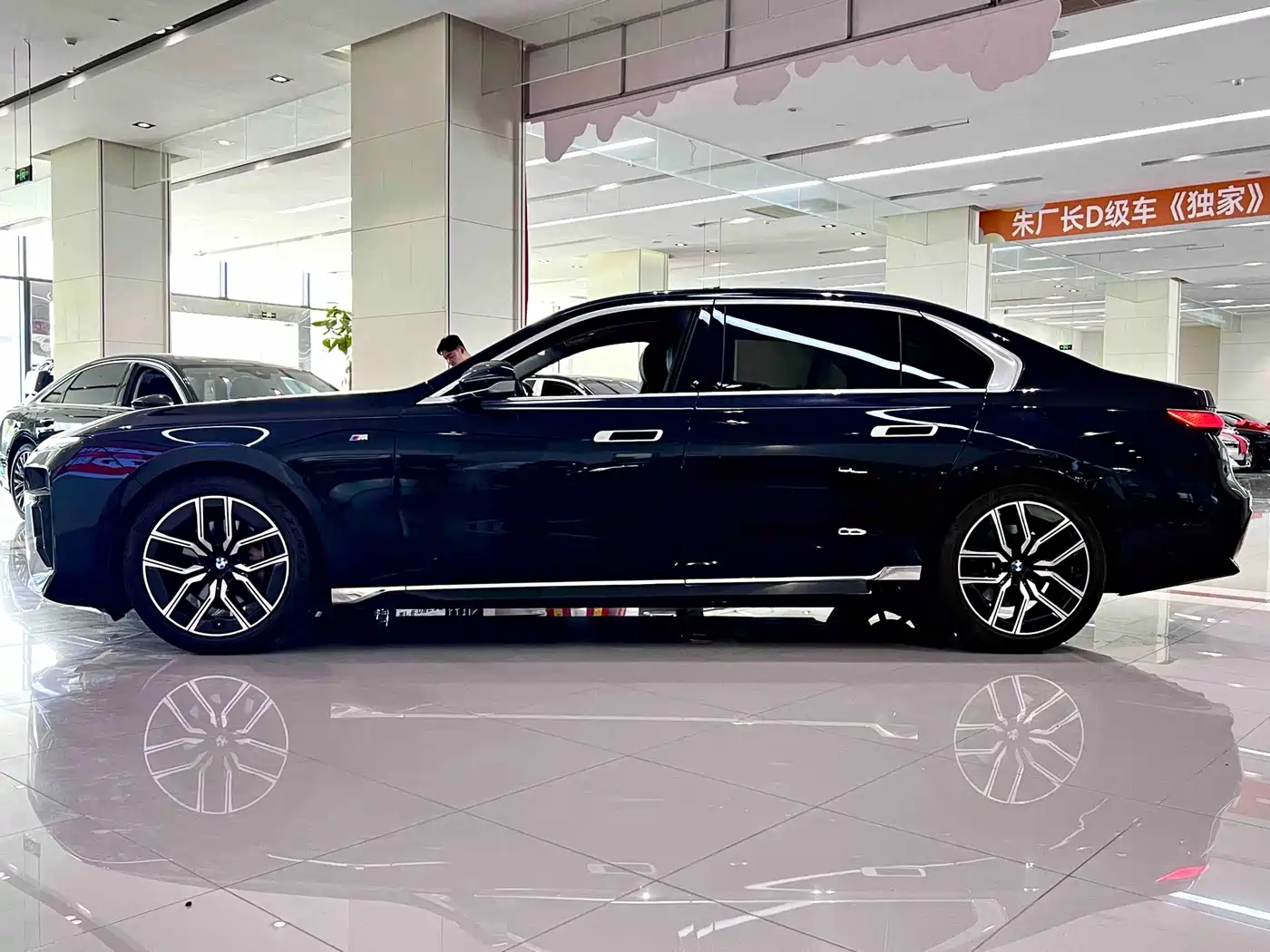BMW 7 Series 2023 Model 735Li M Sport Package фото 3
