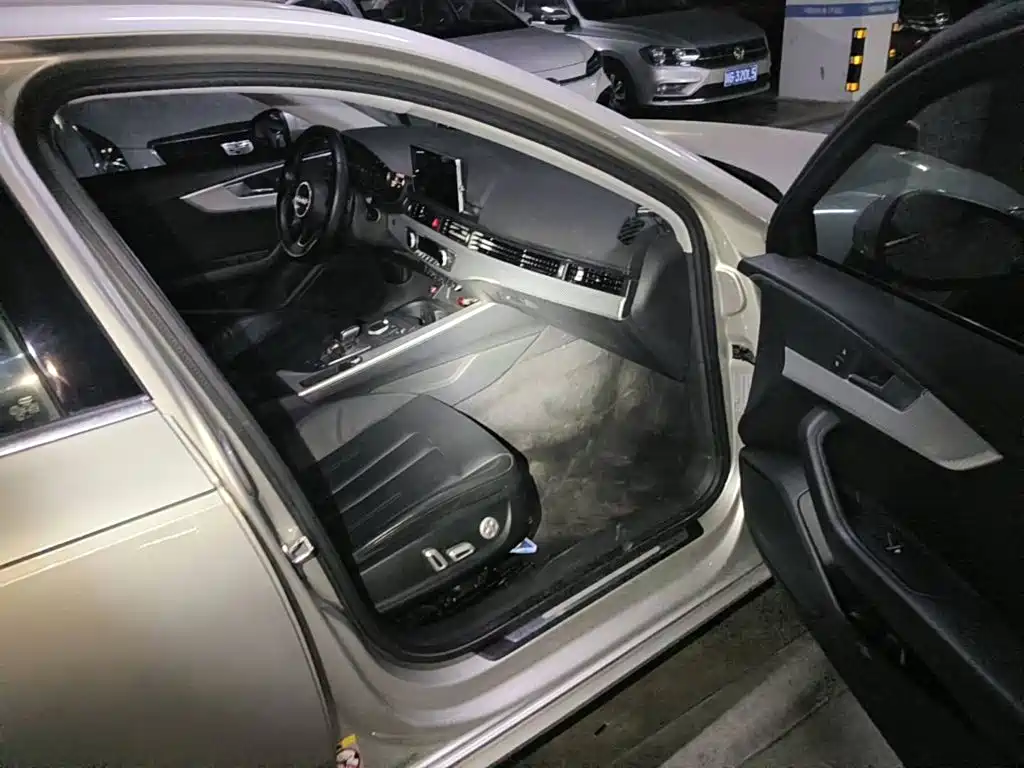 Photo 13 - Audi A4L