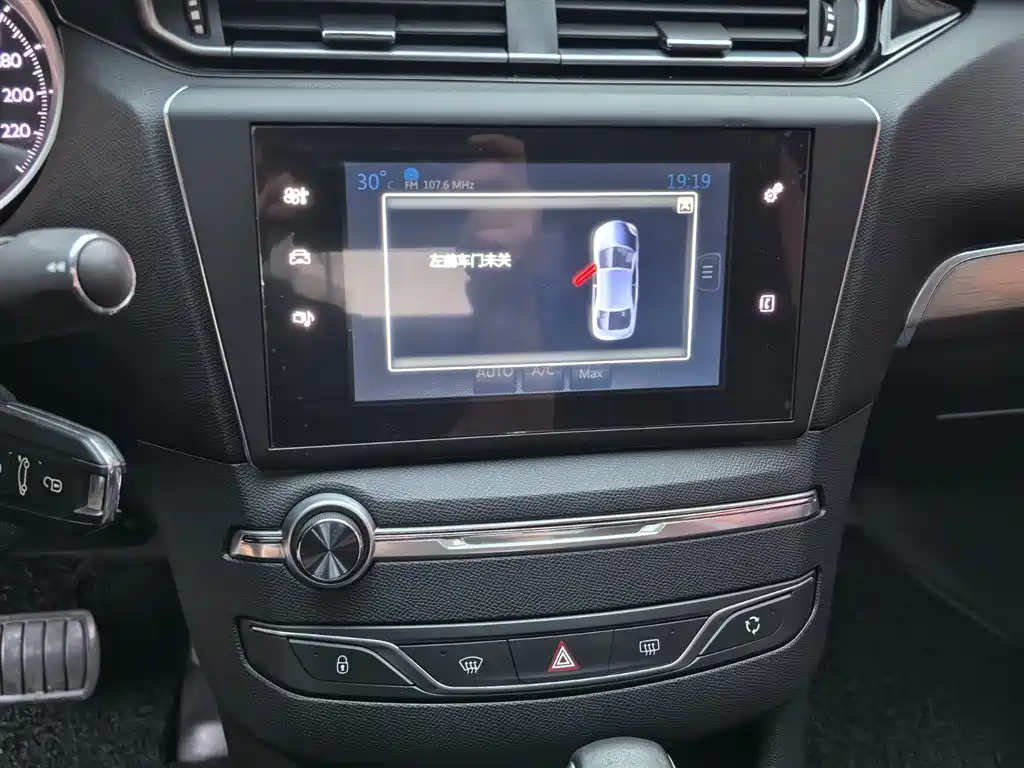 Peugeot 408 2014 1.8L Automatic Luxury Edition фото 14