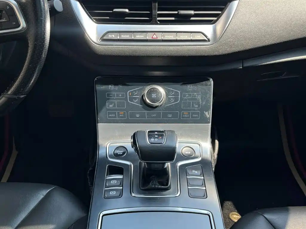 Фото 11 - Hongqi H5