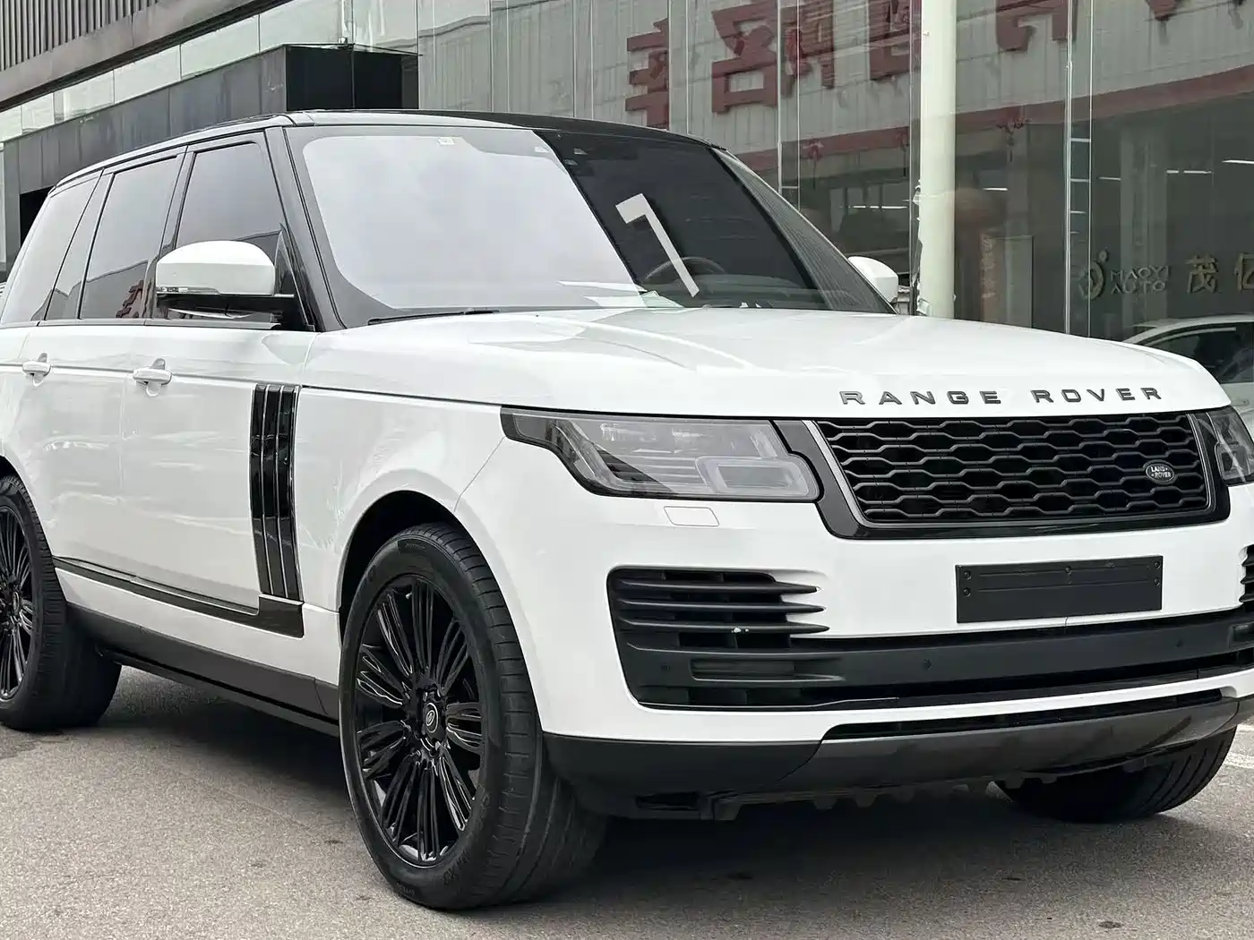 Land Rover Range Rover 2018 3.0 SC V6 Golden Age Edition фото 3