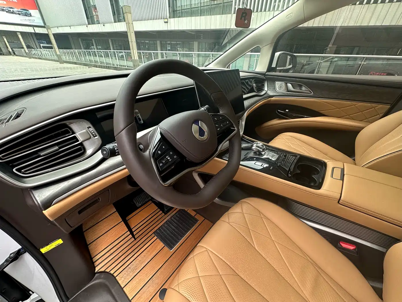 Denza D9 2024 EV 600 AWD Premium фото 9