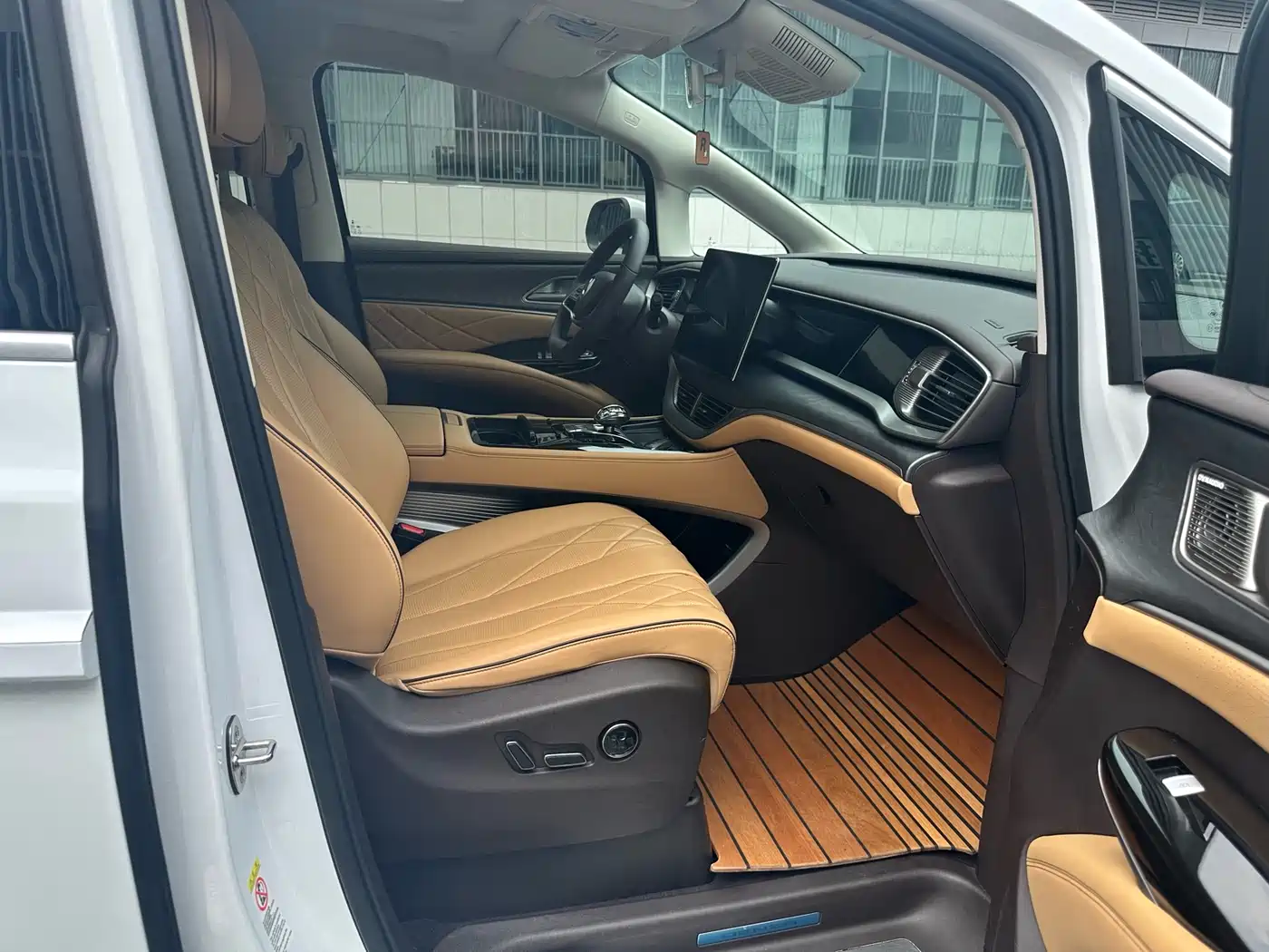 Denza D9 2024 EV 600 AWD Premium фото 14